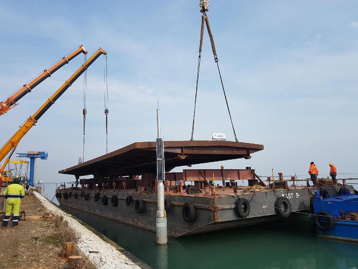 anboemo's tweet photo. .@abollis -

#GRADO -

Oggi o domani (dipende dalla bora) giungerà via #mare il grande #pontone che trasporterà i 36 metri della parte girevole del #ponte che sarà montato il giorno successivo all'arrivo -

oggi su @il_piccolo -

Nella foto il ponte già caricato sul pontone https://t.co/Ed8v11YEZF