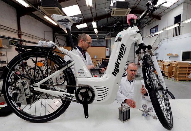 Een Franse firma presenteert de eerste #waterstoftweewieler, die binnen twee jaar in de winkel staat 🚲 💦 #newmobility #fiets #hightech #innovation buff.ly/2GidxMV