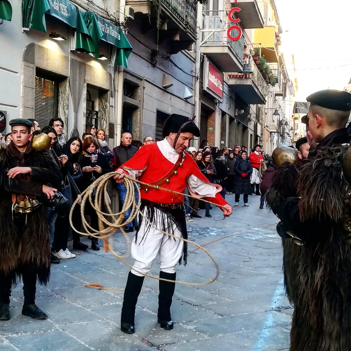 MarySajana's tweet photo. Antichi rituali che si ripetono nel tempo. A Nuoro, nella sfilata delle maschere tradizionali sarde. #sardinia #mamuthones #traditionalmasks https://t.co/jrnw5C14Yh