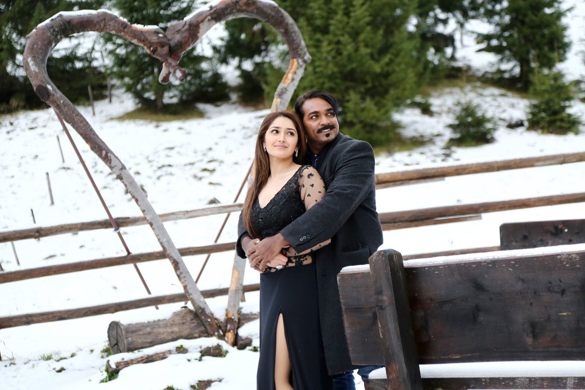 raagadotcom's tweet photo. Time for #KoottippoKoodave - a typical love track in @Raninareddy &amp; @dsathyaprakash's magical vocals ► https://t.co/I3XtROe0Eu 💞

#Junga #JungaSingle #VijaySethupathi @sayyeshaa @sidvipin @MadonnaSebast14 @YogiBabu_offl @thinkmusicindia #makkalselvan https://t.co/DGylhYYIQx