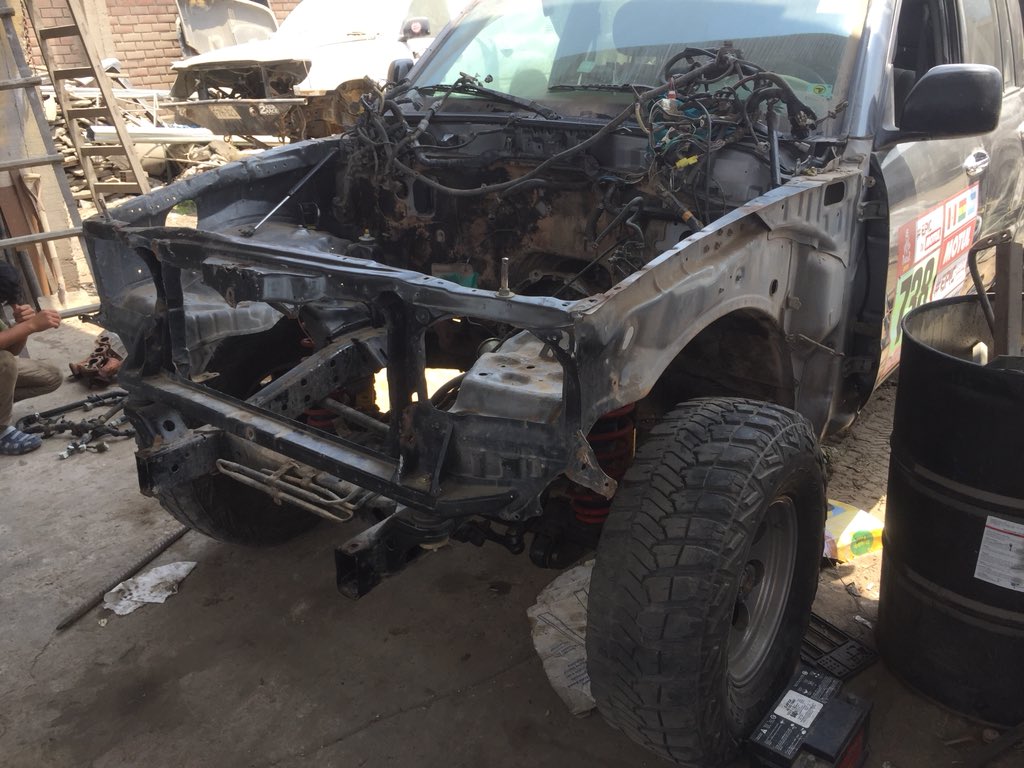 ToyotaAddict's tweet photo. Que éxito el nivel de estandarización en  @Rent2Race nada se descarta, toda parte de #Toyota #LandCruiser #FzJ105 sirve tarde o temprano para algo, #laRata sufrió un golpe frontal que comprometió el alma de la Carroceria, ok acá tenemos otra trompa, injertemos esa parte! 💪🏼🤣💦 https://t.co/OQ0cxkjCwE