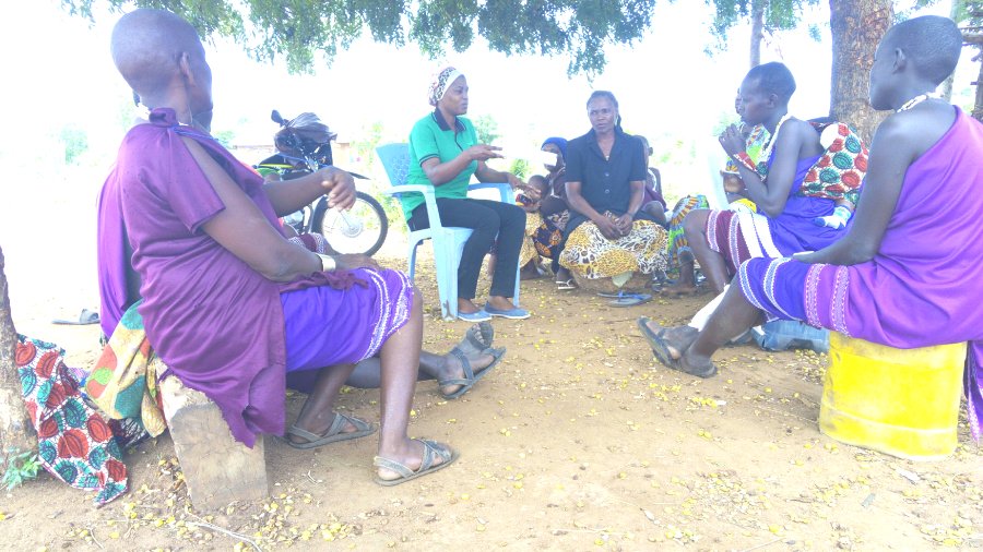 KilimoHai's tweet photo. We mobilize people to be in groups, THEN?> we assist them in terms of skills/resources, THEN? > we BUY what they produce!!

SAT facilitator in the meeting with Mela and Njovu villagers for women group mobilization. They showed great interest to receive entrepreneurship training. https://t.co/OR2AX6LtCC