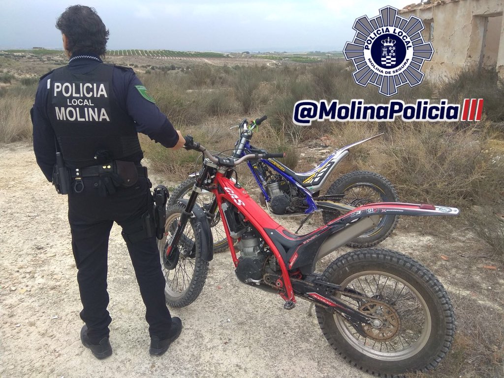 MolinaPolicia's tweet photo. Nuestros Agentes recuperaron ayer dos motocicletas 🏍 🏍 de la marca Gas-Gas que se encontraban escondidas en una caseta de huerta 🏠 de La #Albarda. 
Las motos estaban denunciadas por robo y son propiedad de la Peña la Caseta.
Gracias a la llamada de un vecino 👏🏻👏🏻👏🏻. https://t.co/2n4v6kN2PG