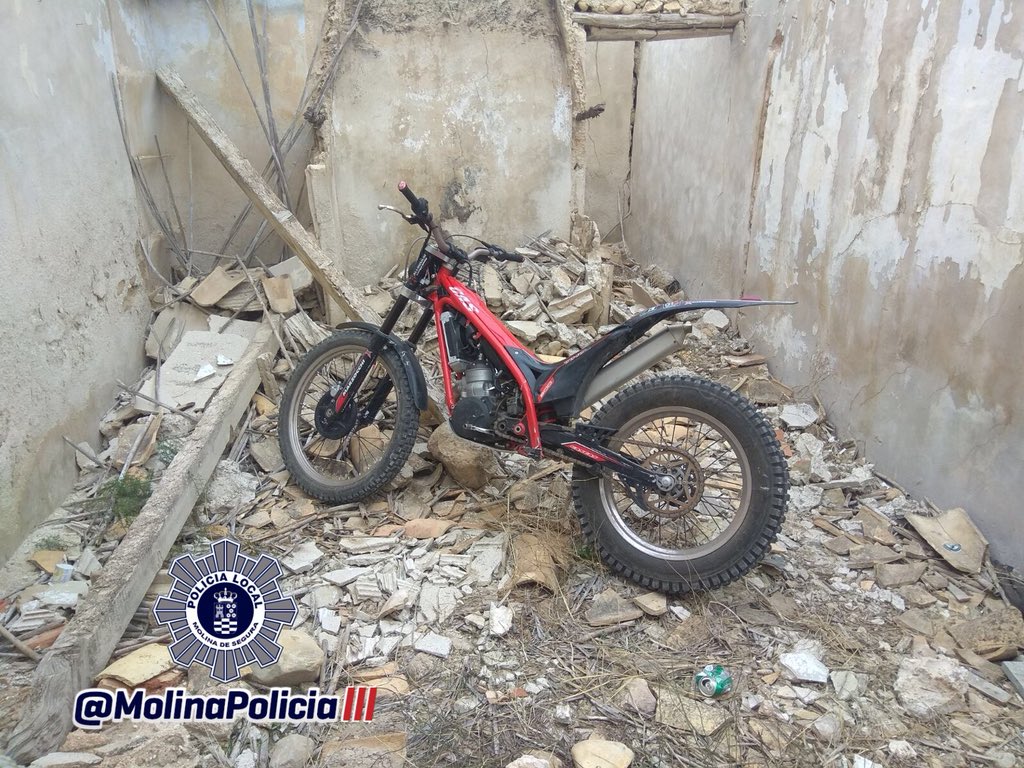 MolinaPolicia's tweet photo. Nuestros Agentes recuperaron ayer dos motocicletas 🏍 🏍 de la marca Gas-Gas que se encontraban escondidas en una caseta de huerta 🏠 de La #Albarda. 
Las motos estaban denunciadas por robo y son propiedad de la Peña la Caseta.
Gracias a la llamada de un vecino 👏🏻👏🏻👏🏻. https://t.co/2n4v6kN2PG