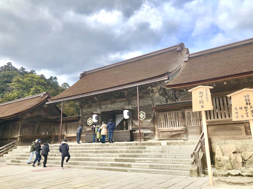 ズボン ゥワー スサノオマジック創設時の 名称最終選考に 島根ダンダンダンクス という名前が残ったと知って 衝撃を受けたんですが だんだん は方言で ありがとう という意味と知って納得 ཀ いや 納得してない ཀ 出雲