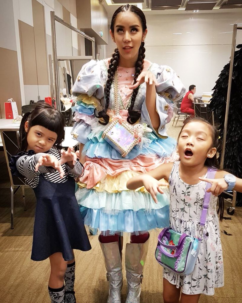 fc1jakkawal's tweet photo. เพลง ฉันจะรอเธอ... เอิบ ...ออกแนวหลอกหลอน...👻👻 #knomjean #เอ๊ะจิรากร #หน้ากากอีกกาดำ #เพลงฉันจะรอเธอ #หน้ากากตุ๊กตา #minmaha #มินมิน https://t.co/45LbVcRkfd