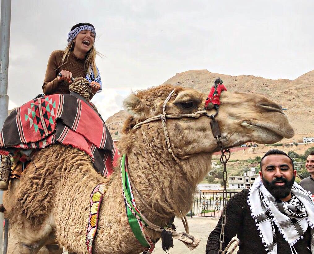 AleRojasMusic's tweet photo. 👋🏻🧕🏻En el monte de las tentaciones (Mt, 4) #havingfun #camel #camello #holyland #israel #palestine #desert #mountoftemptation #camelride 🐫 #travel @alerojasmusic #alerojasmusic https://t.co/q6NI7wT0vZ