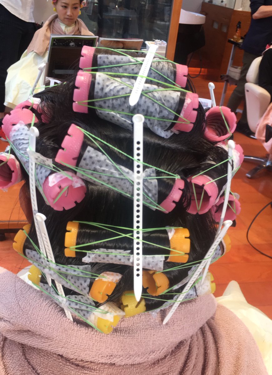 福島和可菜 美容室にて 変身中です 凄い頭になってる 柔らかく優しいイメージの ふんわりパーマ って この写真じゃそんな感じしませんが 笑 併せて 紫外線に当たりまくっている髪を トリートメント やはりケアは大事だぁ よーし 可愛く