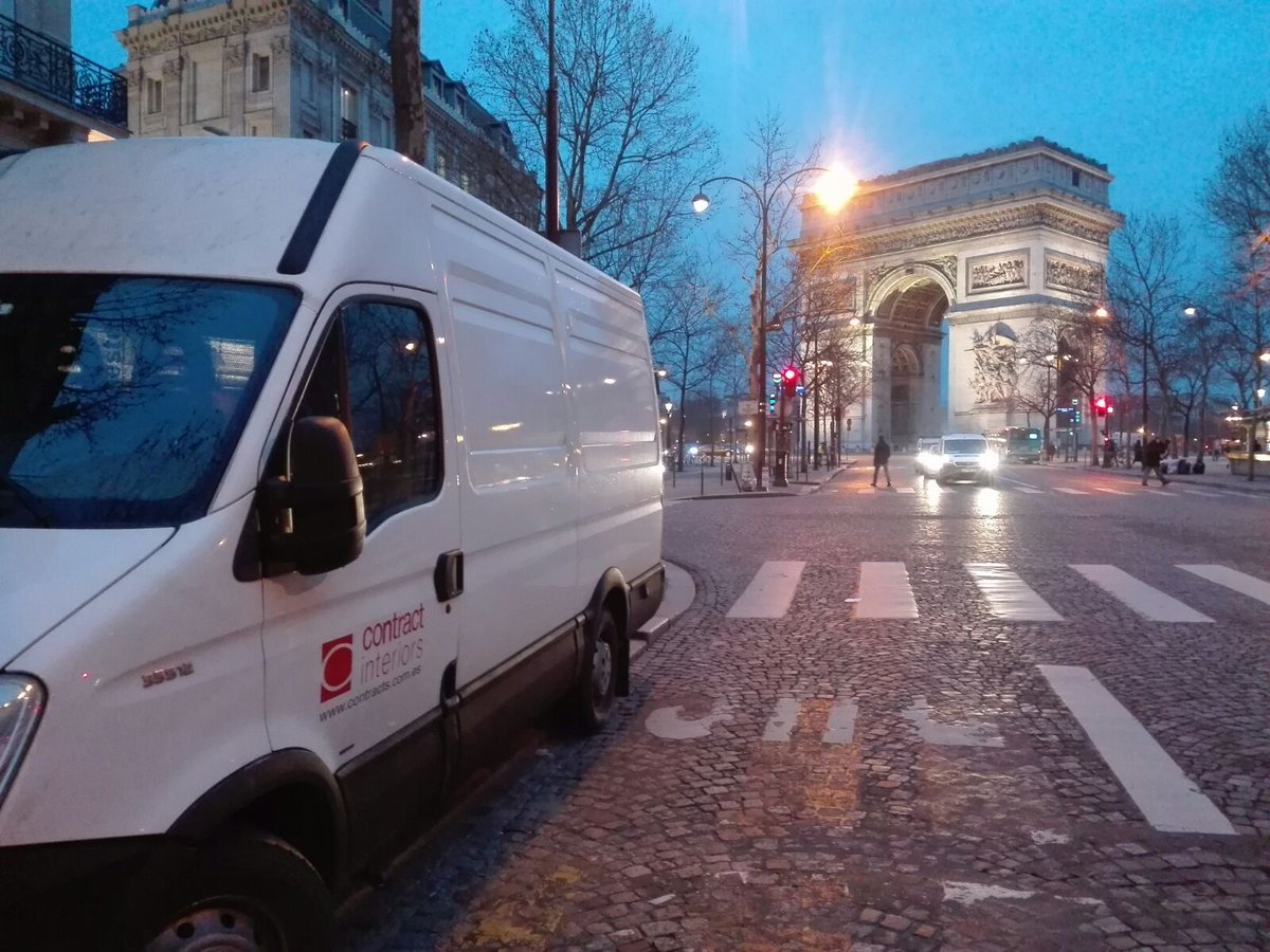 contracts_i's tweet photo. Nuestros #compañeros en #parís antes de que pongan las calles en la ciudad, buen día compañeros. https://t.co/M0p84amLjY