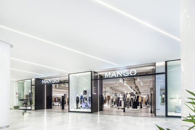 appearhereFR's tweet photo. Miroir mon beau miroir, ce top existe-t-il en noir ? @Mango x @VodafoneGroup x @JogoTech créent des cabines connectées. Contactez le staff via un miroir magique ! https://t.co/URWHhyGyFJ via @FNW_FR https://t.co/T0xes8cVsX