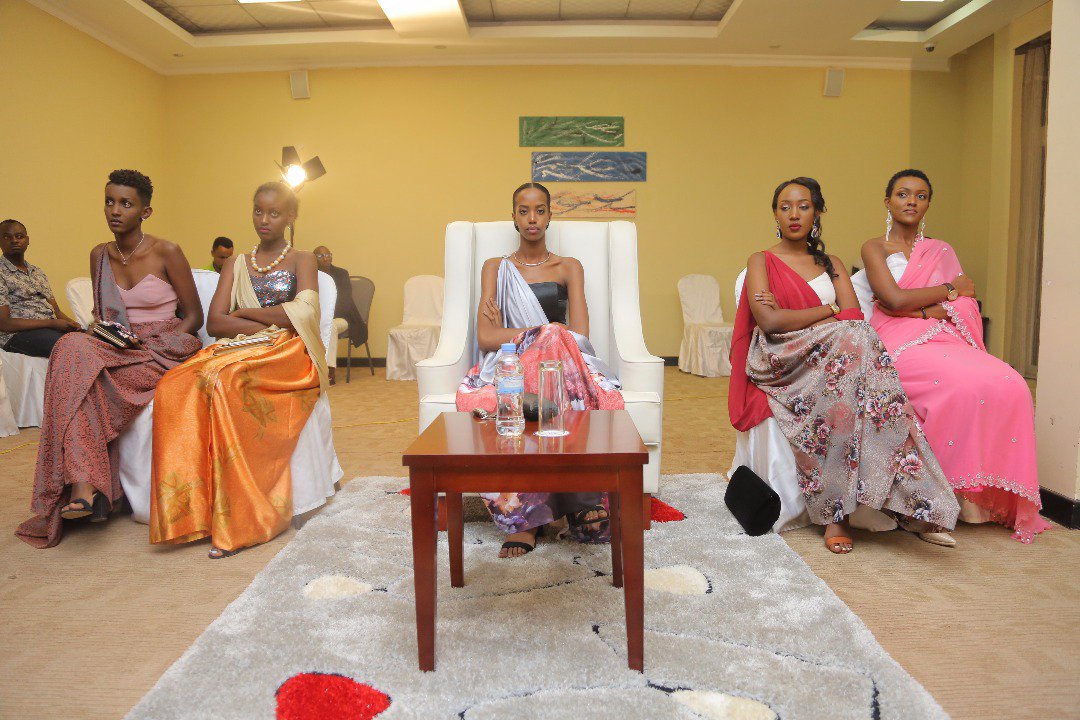 MissRwandaDotRW's tweet photo. #MissRwanda2018 contestants on Sunday signed performance contracts (Imihigo) while last year's finalists presented their achievements in regard to implementation of their projects. The event was presided over by the Chairperson of National Itorero Commission @Bamporikie https://t.co/jpie3E5iMV