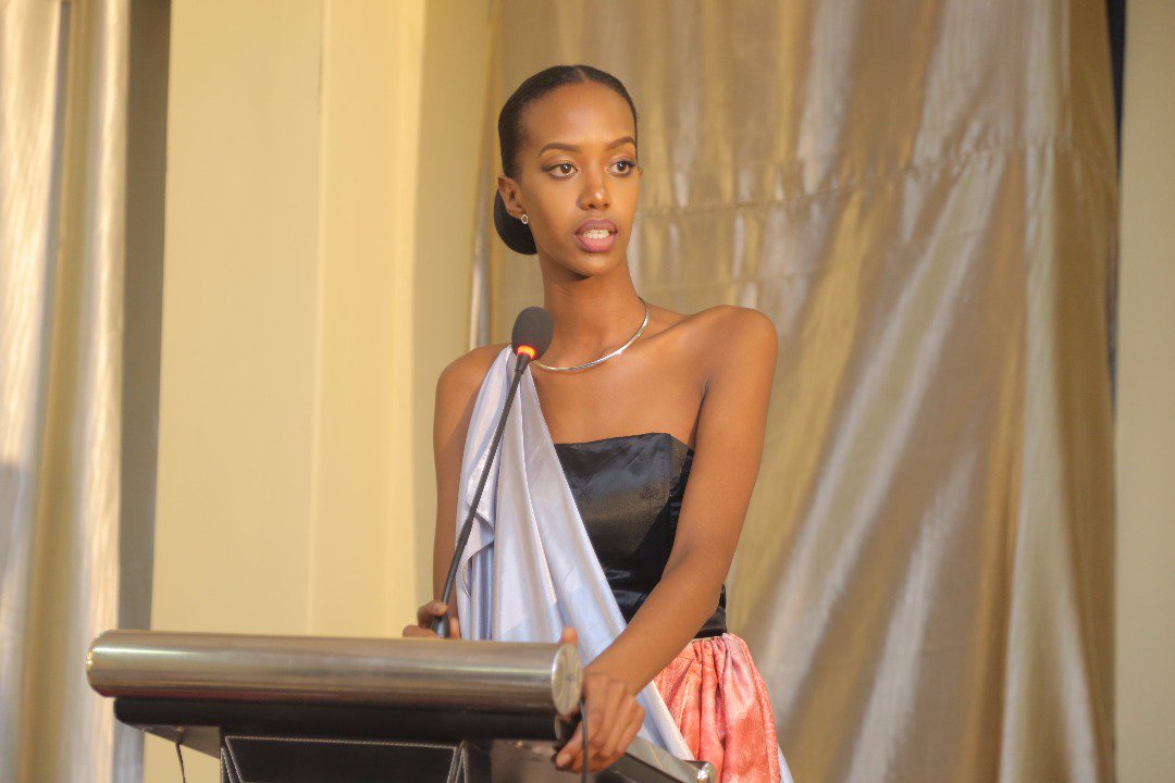 MissRwandaDotRW's tweet photo. During 'Igitaramo njya/mva rugamba', current Miss Rwanda @MissRwanda2017 presented major achievements during her reign. Some of them include; participating in Miss World 2017 in China, promoting Made in Rwanda products, helped 200 cataract patients undergo free surgery https://t.co/5IxA0O51DN