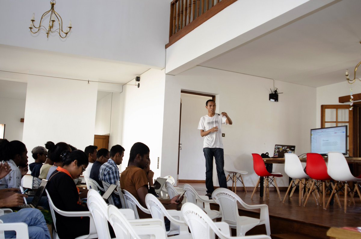rasolofonirinae's tweet photo. Les partages et les échanges font toujours plaisirs :) 
#Workshop Initiation à #NodeJS avec l'équipe #TechZara chez #Passion4Humanity #P4H https://t.co/eMd8kyPmNa