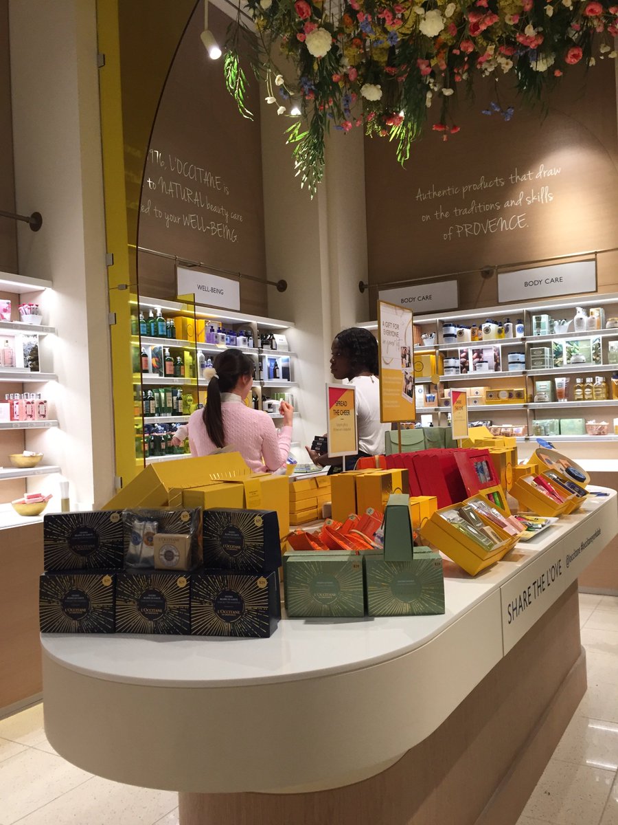 L'occitane_Toronto - After debuting on 5th Ave, the new L'Ocitane brand concept has come to Canada. Educational kiosks, where you can learn everything about the products and try everything available. Depending on the season - the shop transforms completely.