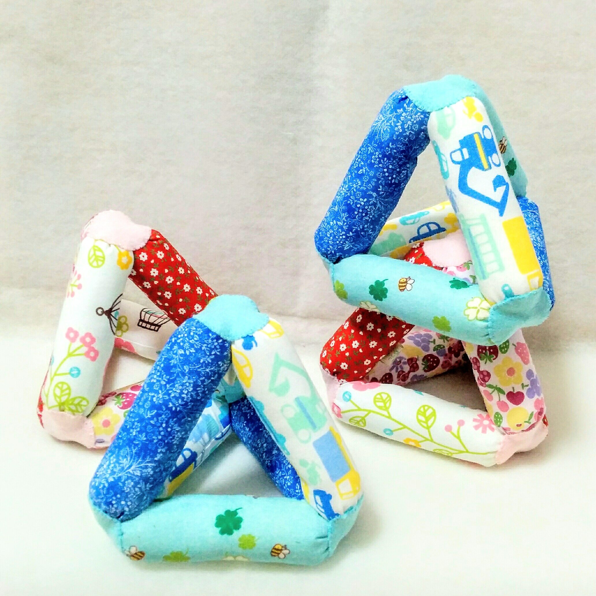 ゆっこせんせい 布育 ぬのいく さんかくボール 完成 つかみやすくて 転がり過ぎない 赤ちゃんのお部屋遊びには こんな ボールがおすすめ 布積み木としても遊べます 布おもちゃ 手作りおもちゃ 布ボール ボール Baby 赤ちゃん ベビー