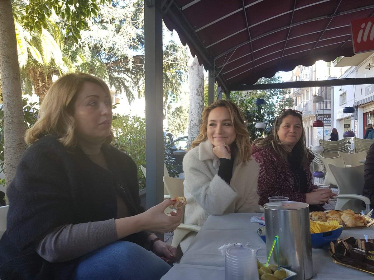 PDBernalda's tweet photo. In questa #campagnaelettorale abbiamo scelto di coinvolgere utilizzando qualsiasi strumento. Grazie a @SileoLucia e Luciana De Fino per essere state con noi all'#aperitivo #politico tutto in rosa con le nostre @CarlottaGrieco e Franca Di Giorgio. https://t.co/NfXJFjfLfv