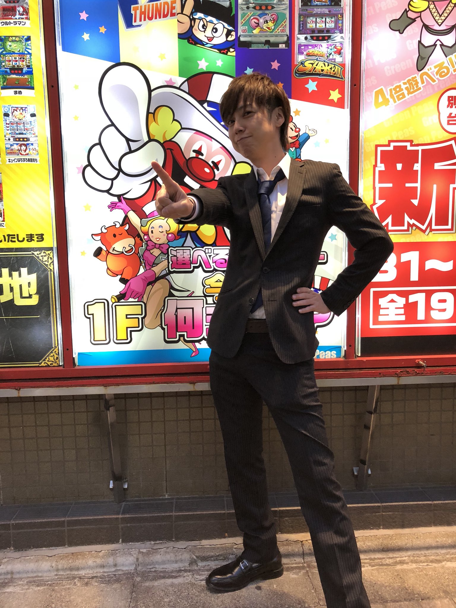 梅屋シン 今日はエセサラリーマンとしてパチスロを打つ日です ゲスト もいます 俺のピラミッドポーズw T Co Dtwl1qxhis Twitter