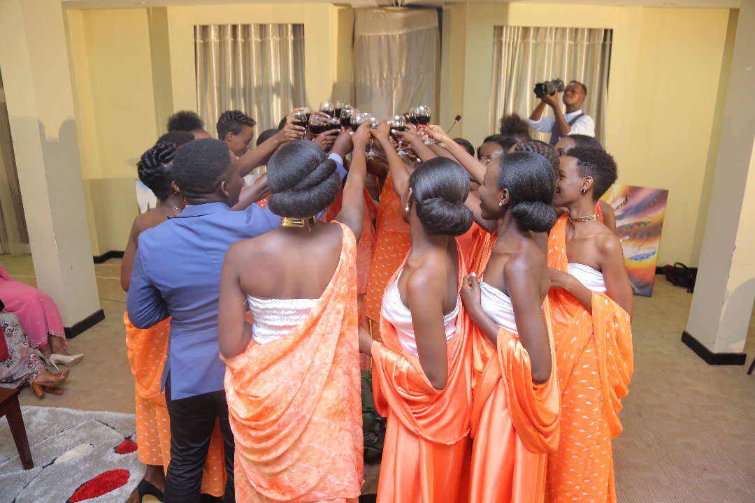 MissRwandaDotRW's tweet photo. The Chairperson of National Itorero Commission @Bamporikie commended last year's finalists for efforts to meet their goals. He however urged them to remain impactful to their communities even after the end of their reign. Photo Credit: @Luqman_Mahoro https://t.co/v3nw6Eie61