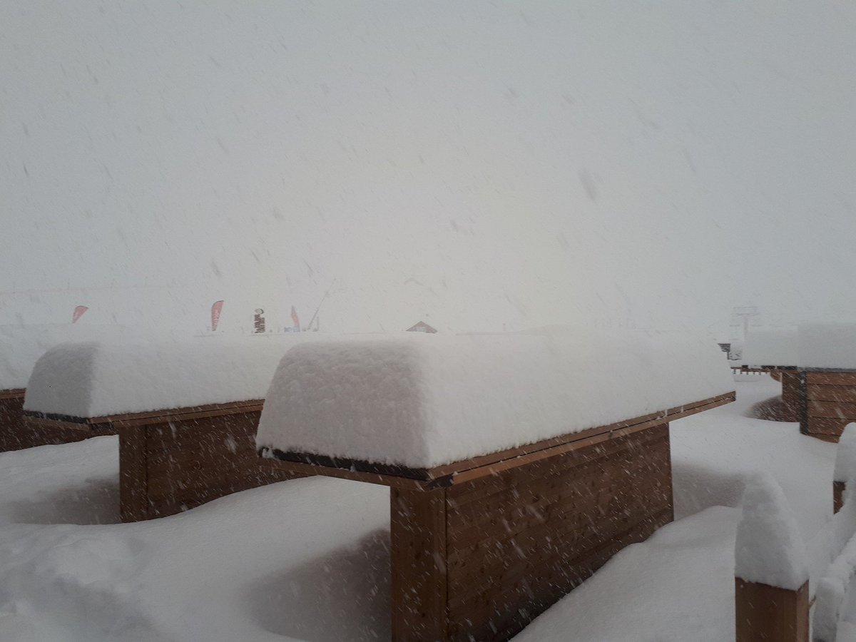 Ce matin au réveil à @cauterets65110 ça donne ça ! 40cm de neige fraîche en bas des pistes/60cm en haut. 
#npy #pyrenees
📷 : <a href="/EsfCauterets/">Esf Cauterets</a>