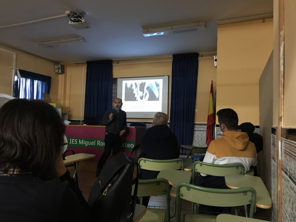 albacomercio's tweet photo. Seguimos aprendiendo. Con @mendizal_Juan sobre la fotografía de productos. #FPYoAporto #fotografiadeproductos #FPAndaluza @FP_eel11 https://t.co/tkDdLRvi04