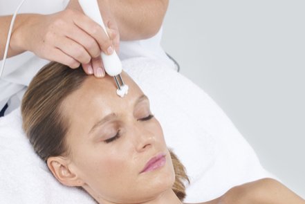 SKNRehab's tweet image. ION DETOX - stimulates circulation, opens pores, and draws out toxins from skin for an extreme clean. It does this by using a mild electrical current to effectively 'pull' impurities from deep within the skin #SkinDetox #Galvanic