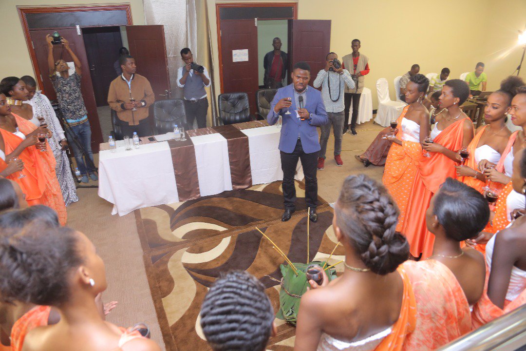 MissRwandaDotRW's tweet photo. Hon @Bamporikie thanked #MissRwanda2018 contestants for showing a lot of promise after presenting great ideas. He emphasized that Miss Rwanda is about contributing to society, not about the limelight. @SoniaRolland https://t.co/qpsYSSuXdk