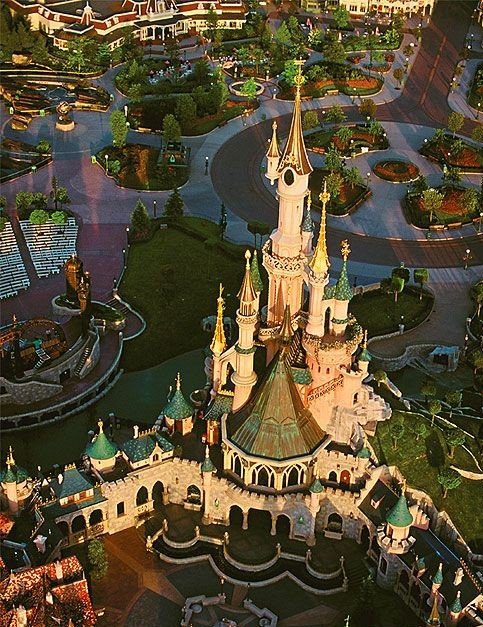 DisneyLovers___'s tweet photo. Une vue aérienne du #ChateauDeLaBelleAuBoisDormant #DisneyLandParis 🌈 https://t.co/GCGvUdvNjs
