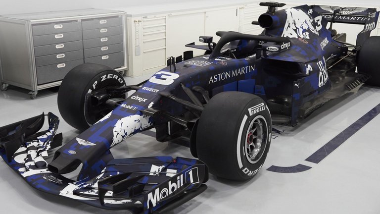 SkySportsF1's tweet image. Yes, this really is the new Red Bull!

RB14 revealed in special pre-testing livery with car on track for first time today at Silverstone #SkyF1 

STORY: skysports.com/f1/news/12475/…