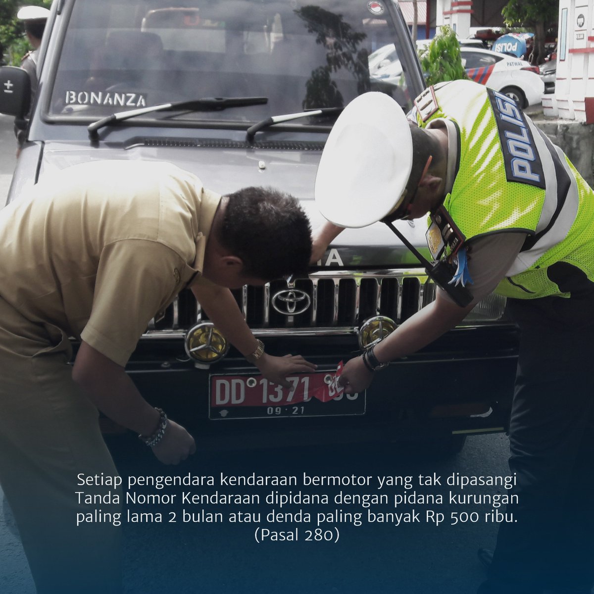 premyid's tweet photo. Setiap pengendara kendaraan bermotor yang tak dipasangi Tanda Nomor Kendaraan dipidana dengan pidana kurungan paling lama 2 bulan atau denda paling banyak Rp 500 ribu https://t.co/roeNP2K4xR