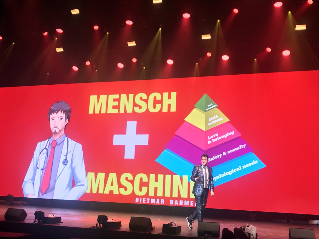 raiffeisen_lab's tweet image. Es ist nicht Mensch gegen Maschine - es ist Maschine PLUS Mensch!  Sucht PLUS-Menschen! #bamm