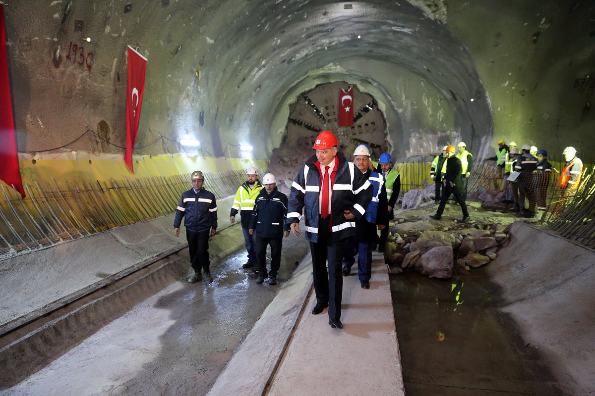 istanbulbld's tweet photo. Dudullu-Bostancı Metro Hattı'nın tünellerinin buluşması töreninde konuşan Başkan Uysal, "İptal edilen 6 metro hattından 4'ü ile ek protokol yaparak devam kararı aldık. 2 hatla ilgili görüşmelerimiz devam ediyor" ifadelerini kullandı.

https://t.co/yemCfZay81 https://t.co/mMkgBOLLsK