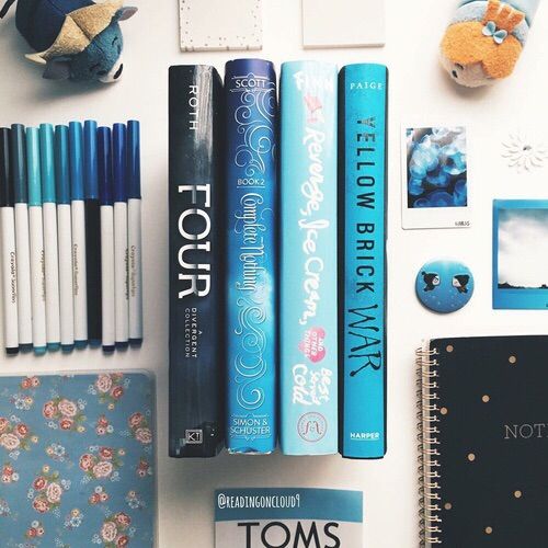 haeli17's tweet photo. Whenever i found a good book . . . . . . . . .
 I tend to drop everything, skip meals &amp; let myself drown in my own imaginative world 💜 https://t.co/tAiHqHFDEn