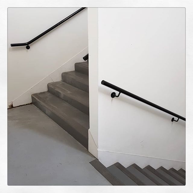 Sampatanka's tweet photo. ... (exceptionnellement sans titre !) #architecture #almostbw #minimalism #decay #stairs https://t.co/VKEXWfq1BN https://t.co/ULjTelHGfn