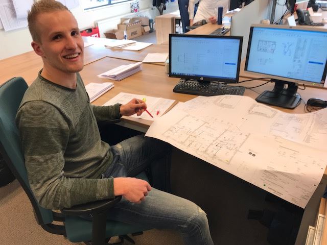 Lodema_et's tweet photo. “Ik hoop hier veel te leren op het gebied van werkvoorbereiding” 
Wij wensen Dennis veel succes met zijn stage!
Lijkt het jou ook leuk om stage te lopen bij Lodema Elektrotechniek of heb je interesse in een BBL-traject? Neem dan contact op met Jort Hesselink  jhesselink@lodema.nl https://t.co/V1c8gE4Rb6