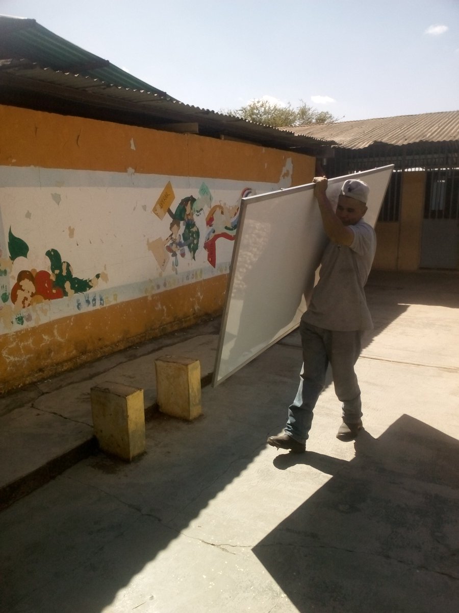 e_bocaney's tweet photo. el dia viernes 16-02-18 recibimos una dotacion de mesas sillas, carteleras,y pizarras gracias a @ContactoFede en nuestra escuela se beneficiaron 420 niños y niñas, mil gracias sigamos avanzando por una calidad de excelecia educativa @ContactoFede @JauaMiranda @Mineduc https://t.co/Fzq27v3c3q