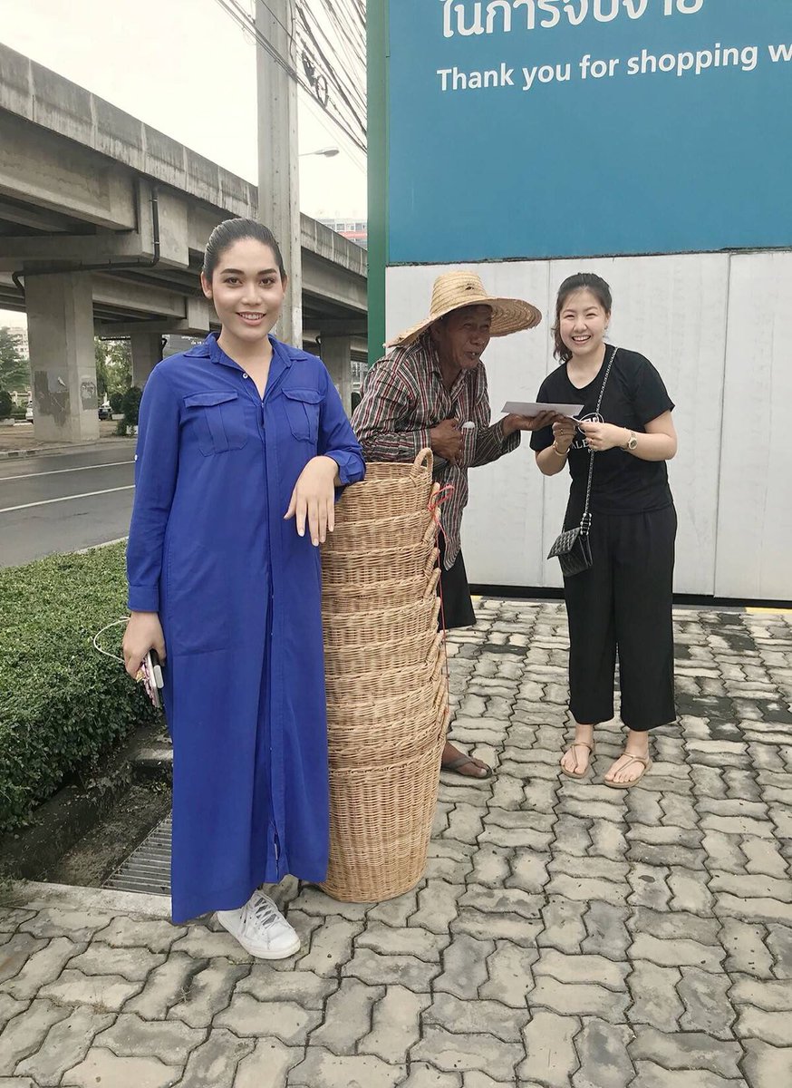 nf_maebanKao's tweet photo. ถึงเพื่อนๆที่ร่วมกันบริจาคกันมานะคะ ตอนนี้ทางเราได้มาพบแล้วมอบเงินให้คุณลุง พร้อมกับนำตะกร้า 10 ใบเพื่อเตรียมส่งให้กับผู้ที่ฝากทางเราซื้อนะคะ วันนี้ฝนตกขายไม่ได้เลยค่ะ คุณลุงฝากบอกขอให้มีความสุขความเจริญกันทุกคนสำหรับความห่วงใย คุณลุงดีใจมากเห็นรอยยิ้มลุง ลุงบอกใจเต้นแรงเลบ https://t.co/mLYq1ES8wQ