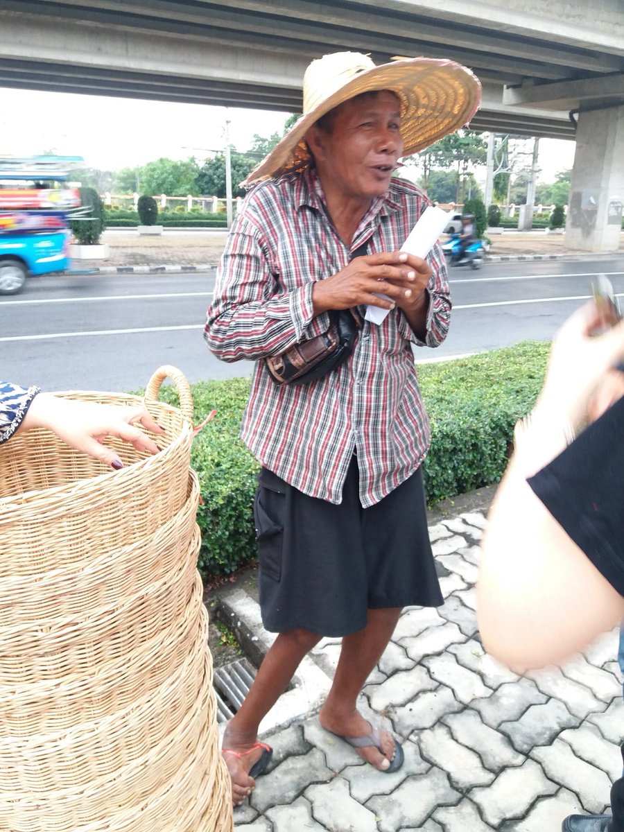 nf_maebanKao's tweet photo. ถึงเพื่อนๆที่ร่วมกันบริจาคกันมานะคะ ตอนนี้ทางเราได้มาพบแล้วมอบเงินให้คุณลุง พร้อมกับนำตะกร้า 10 ใบเพื่อเตรียมส่งให้กับผู้ที่ฝากทางเราซื้อนะคะ วันนี้ฝนตกขายไม่ได้เลยค่ะ คุณลุงฝากบอกขอให้มีความสุขความเจริญกันทุกคนสำหรับความห่วงใย คุณลุงดีใจมากเห็นรอยยิ้มลุง ลุงบอกใจเต้นแรงเลบ https://t.co/mLYq1ES8wQ
