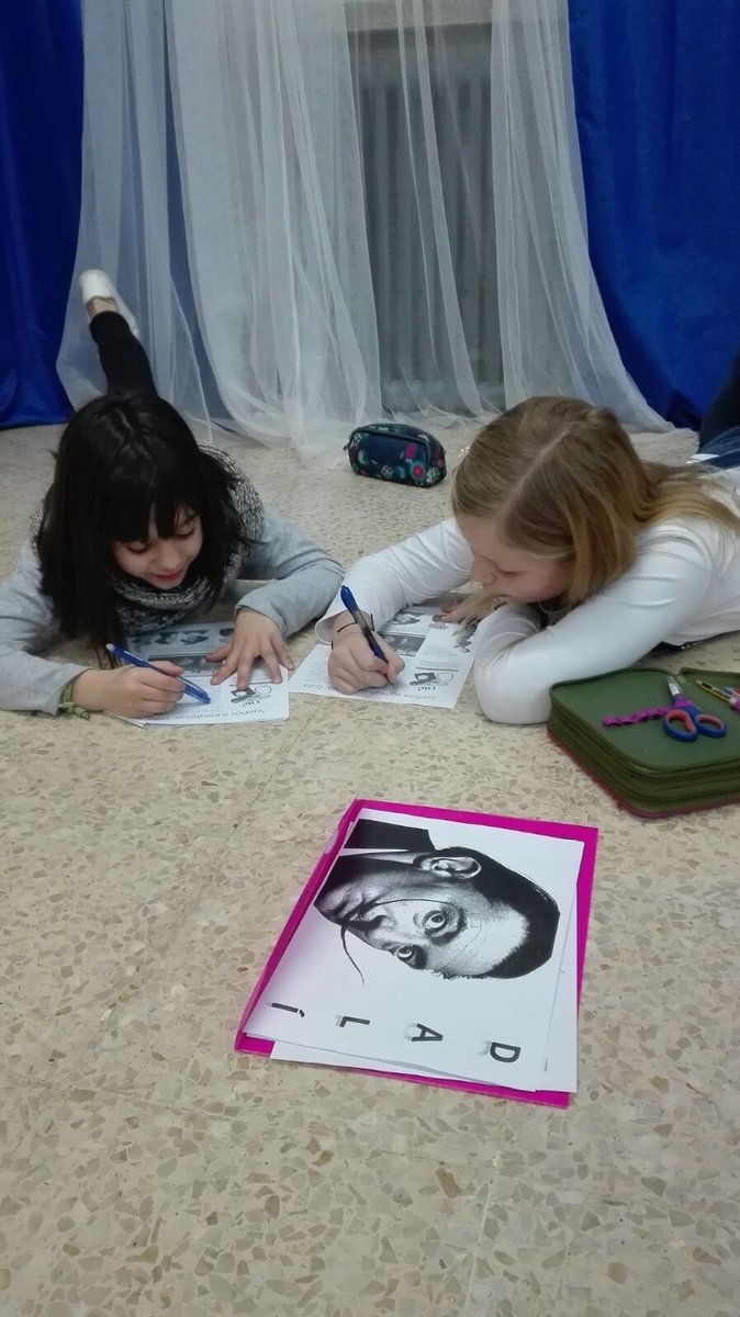 AulaSta's tweet photo. Hoy sesión de trabajo cooperativo para hacer la línea del tiempo sobre Dalí. #dali #cooperativo #capacidades https://t.co/inGjjC98fH