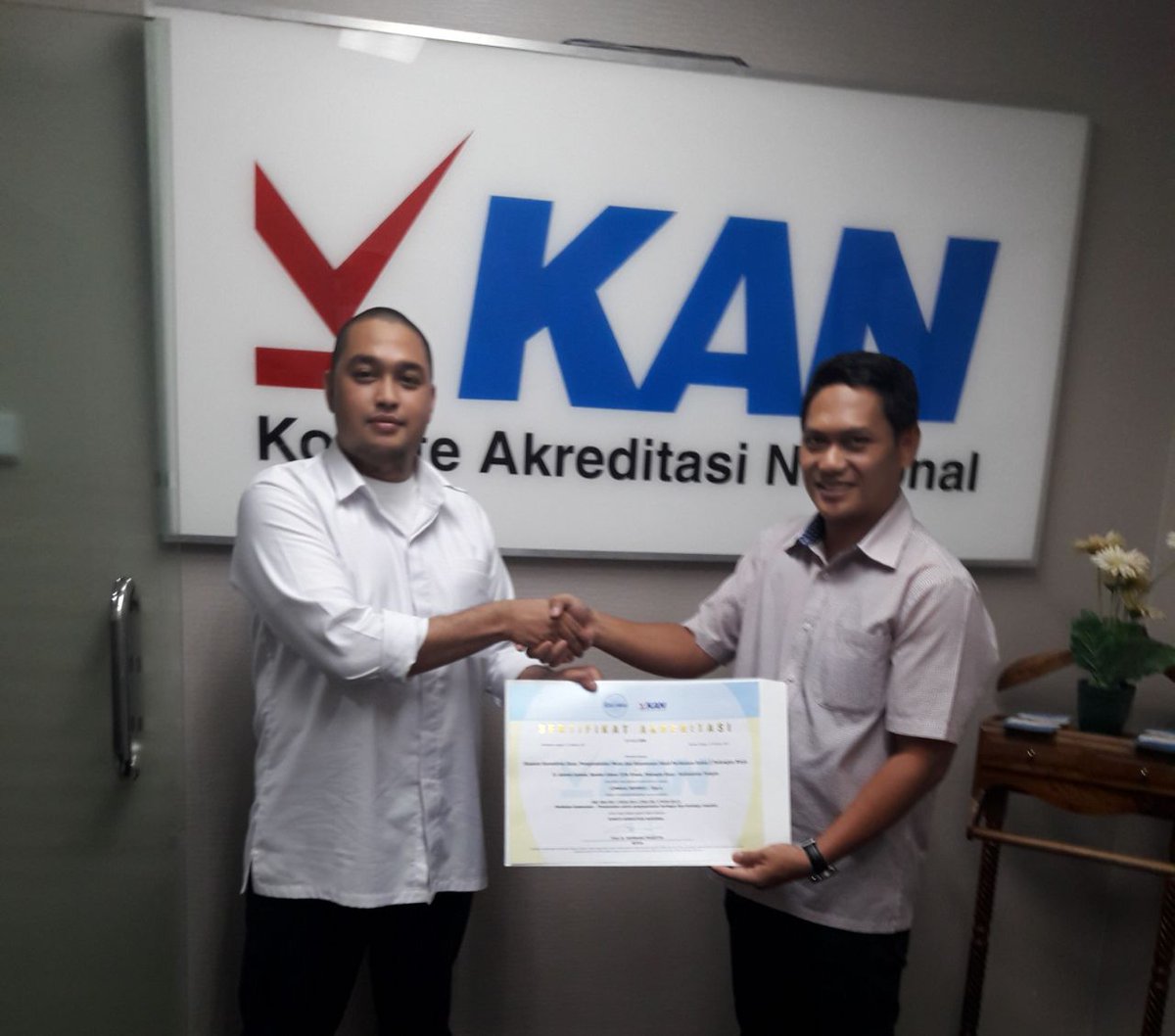 BPPMHKP_PRAYA's tweet photo. 19/02/2018 #OneHealthKIPM Pengambilan Sertifikat Akreditasi SNI ISO/IEC 17020:2012 di Kantor Komite Akreditasi Nasional Jakarta @HumasBKIPM https://t.co/4bzUoos9zn