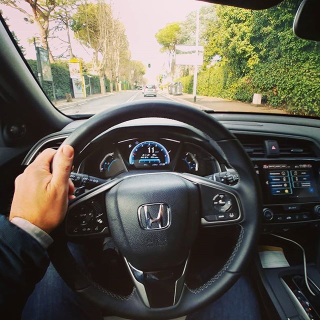 Emmediemme's tweet photo. Due settimane con la #hondacivic 1.5 #vtec cvt. Il #longtest  prima di salire sulla sorella maggiore e più ... maleducata #HondaCivicTypeR. https://t.co/kK6wzvDsDG https://t.co/IUWsQ8XWSw