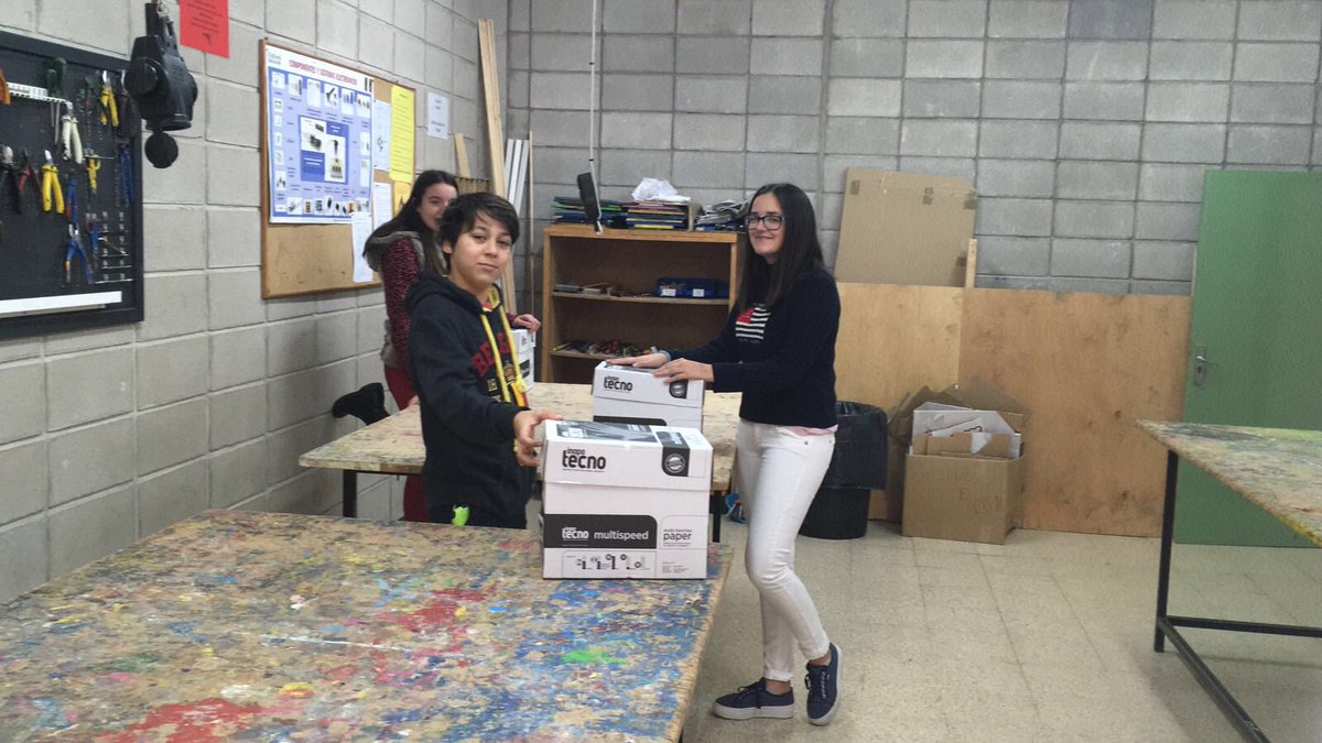 AulaSta's tweet photo. Empezamos para 2•ESO el taller tecnología creativa, construcción microscopio óptico. Genial https://t.co/JCkL9PHxLS