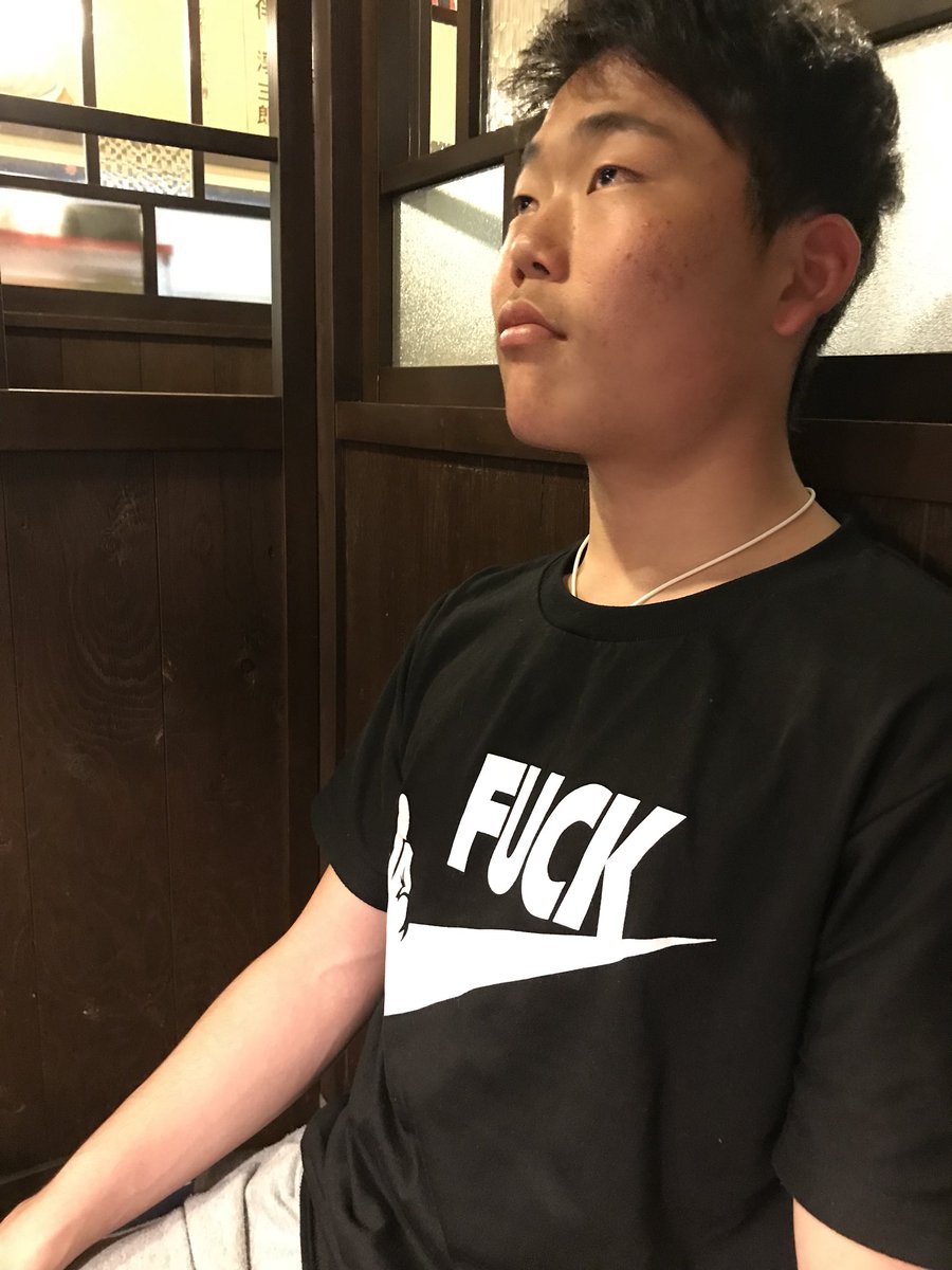 この服かっけー🖕