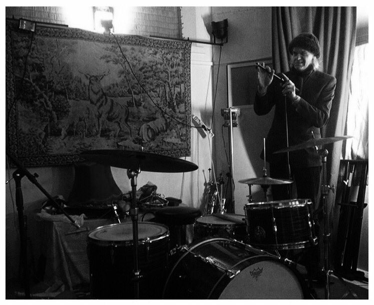 BlackLizard_'s tweet image. Making of
Celebration Of A New Dawn

Studio day 1.
Mic settings with PK Keränen.

#celebrationofanewdawn #fuzzclub #22pistepirkko