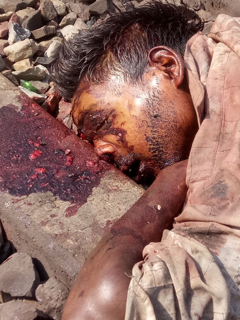 CGNEWSLIVE1's tweet image. ♦पर्दाफाश न्यूज ब्रेकिंग♦खरसिया रेल्वे ट्रेक  पर मिला लाश त्या कर के लाश को ट्रैक में फेंका गया
खरसिया टेलीफोन एक्सचेंज के पास  पुराने रेल्वे क्रासिंग में अज्ञात युवक की मिली लाश, हत्या करके लाश को रेल्वे ट्रेक में फेंके जाने के आसार,आसपास युवक को घसीटने के निशान