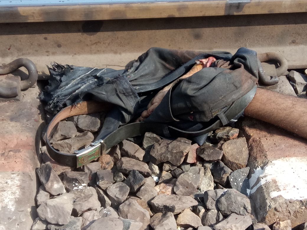 CGNEWSLIVE1's tweet image. ♦पर्दाफाश न्यूज ब्रेकिंग♦खरसिया रेल्वे ट्रेक  पर मिला लाश त्या कर के लाश को ट्रैक में फेंका गया
खरसिया टेलीफोन एक्सचेंज के पास  पुराने रेल्वे क्रासिंग में अज्ञात युवक की मिली लाश, हत्या करके लाश को रेल्वे ट्रेक में फेंके जाने के आसार,आसपास युवक को घसीटने के निशान
