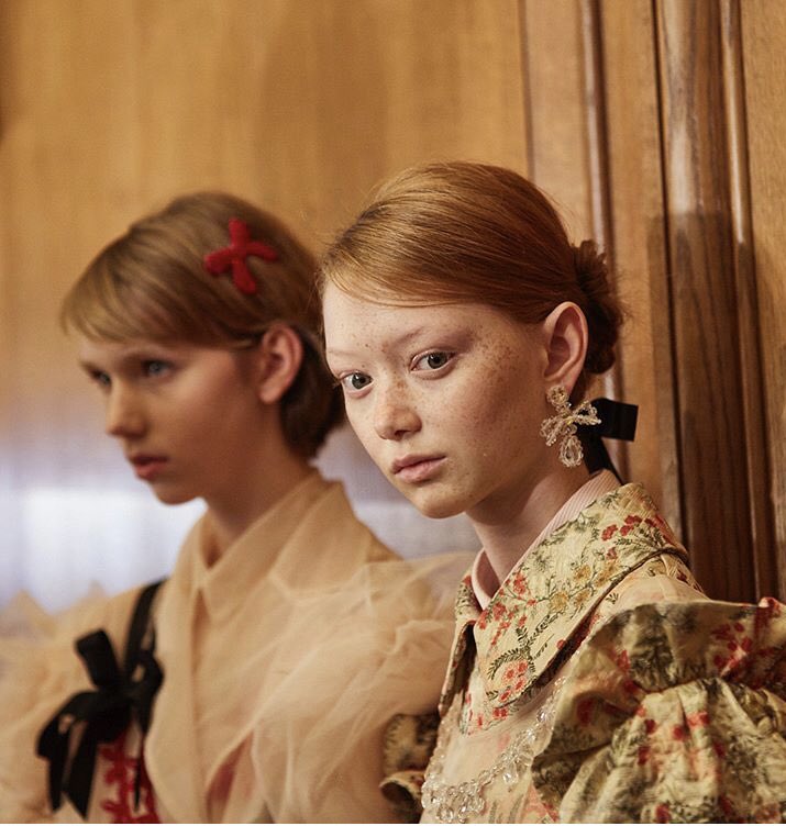 kmshairuk's tweet photo. Hair by KMS for the #AW18 @Simone_Rocha_ show! Looks by James Specis using the HAIR PLAY, ADD VOLUME and HAIR STAY ranges. Swipe through for more! #STYLEMATTERS #LFW #LFW18 https://t.co/XCCtYsgYRw