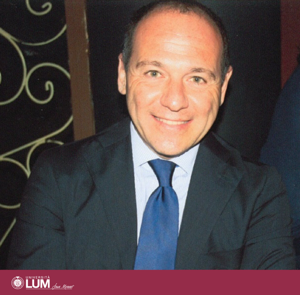 «Sin dalla sua fondazione, Lum si è posta tra i suoi obiettivi quello arginare la fuga dei giovani neodiplomati verso gli atenei del Centro e del Nord Italia. Anche quest’anno possiamo affermare di aver centrato questo obiettivo» Emanuele Degennaro-Rettore Lum Jean Monnet