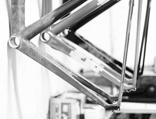 werkingcycle's tweet photo. Frames ready to be shipped and frames almost ready for their custom paint job.

One at time.

#werkingcycles #weightweenies #weightweenie #framebuilding #framebuilder #nahbs #bespoked #berlinerfahrradschau #fahrrad #customcyclemovement #bespoke https://t.co/iZFvqdq4eq https://t.co/jdPsILhovi