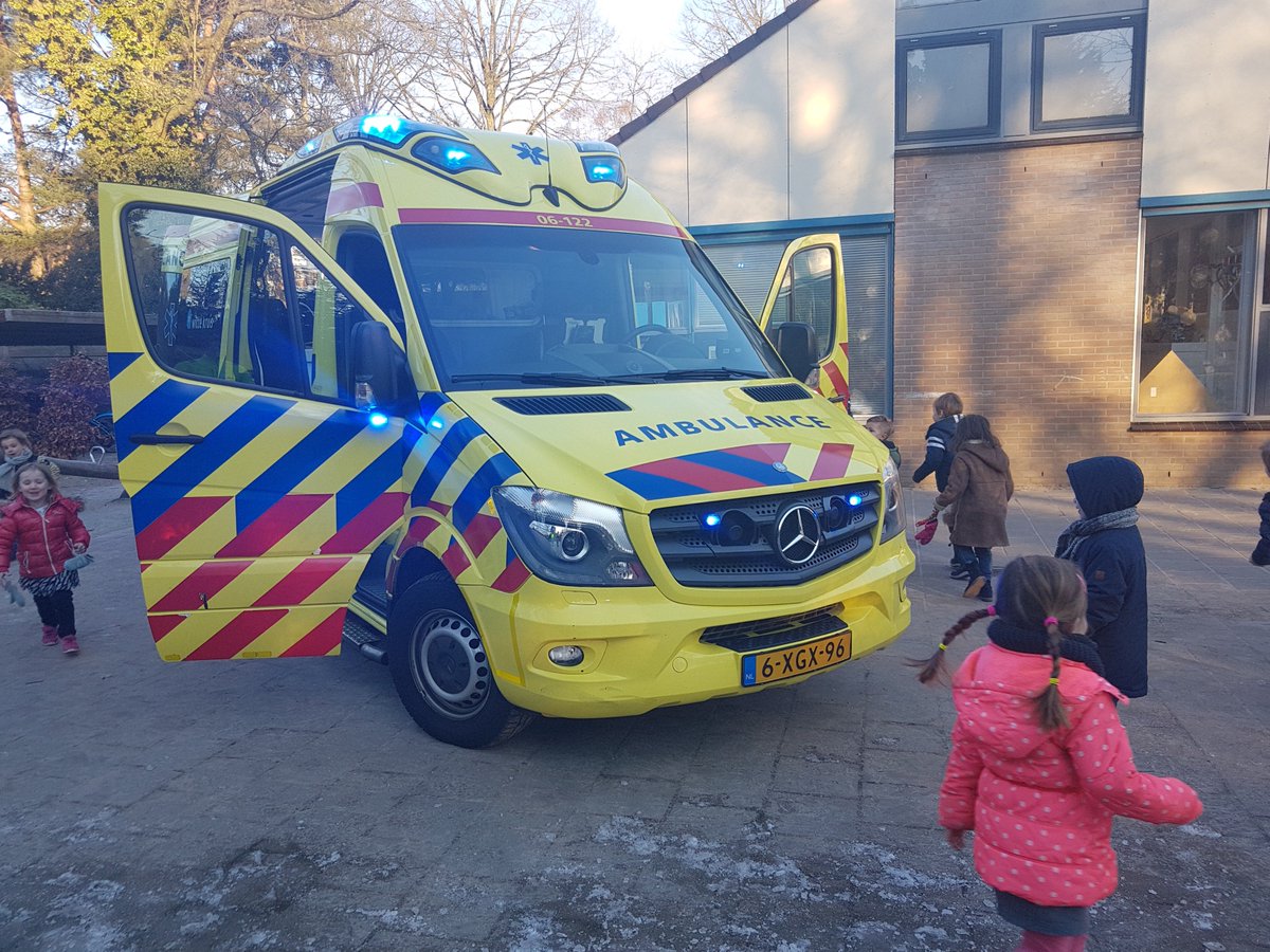 Onze #kleuters nemen een kijkje in de #ambulance #interessant #ditvergetenwenooitmeer