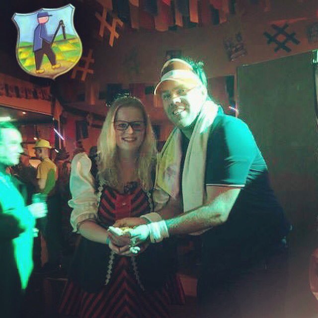 Carnaval 2018; #winnaar #AnoukNas ontvangt haar 50 dösmunten uit handen van ‘Roger Federer’ #alaaf #Regiobank #dank voor de leuke carnaval